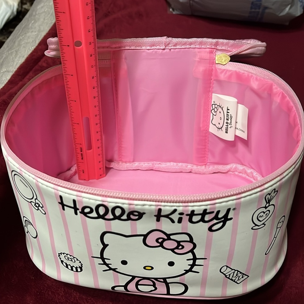 Hello Kitty makeup case - Picture 2 of 4